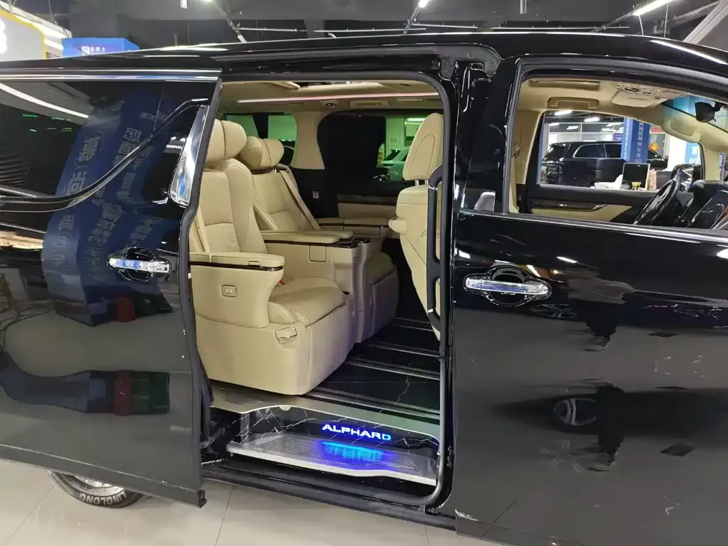Toyota Alphard — фото 10