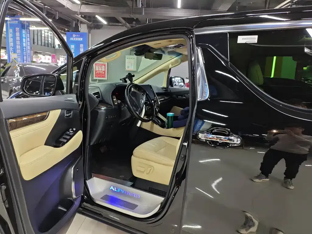 Toyota Alphard — фото 7