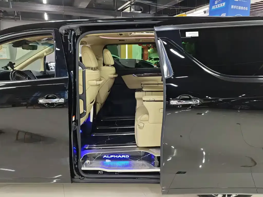 Toyota Alphard — фото 8
