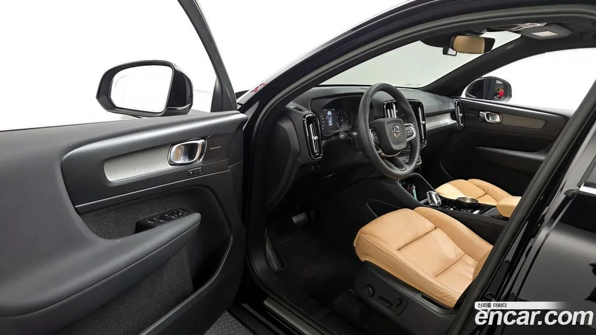 Volvo XC40 — фото 10