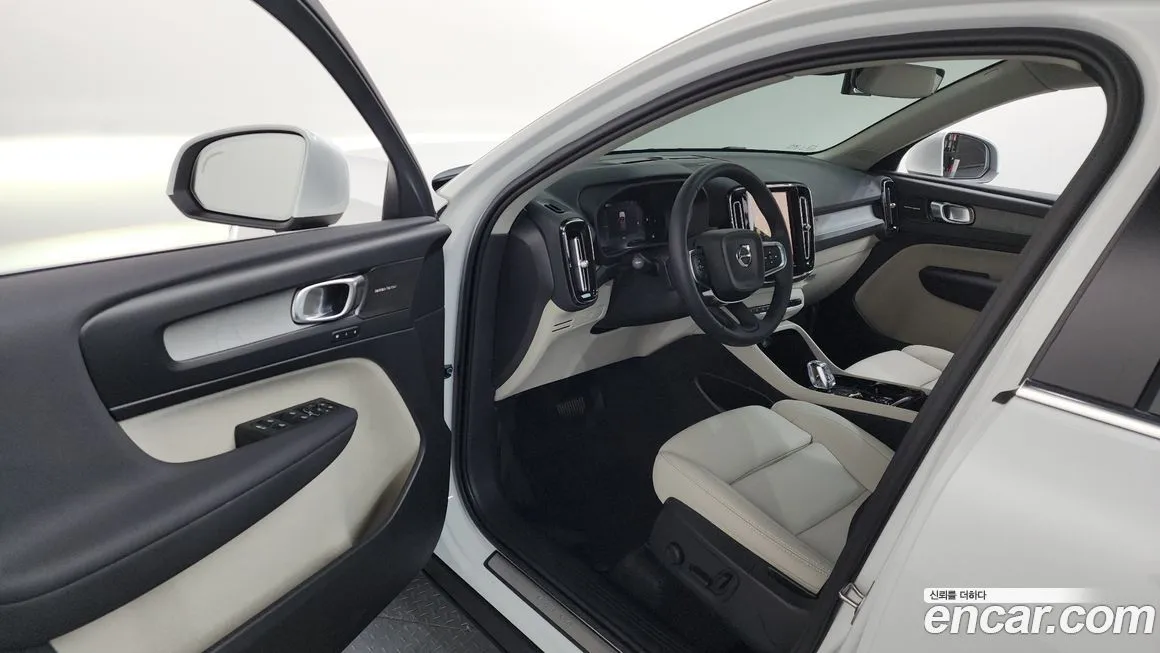 Volvo XC40 — фото 10