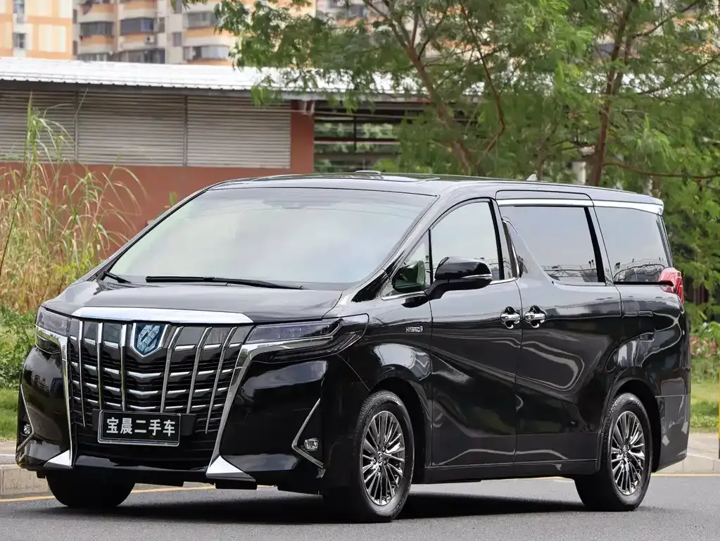 Toyota Alphard — фото 1