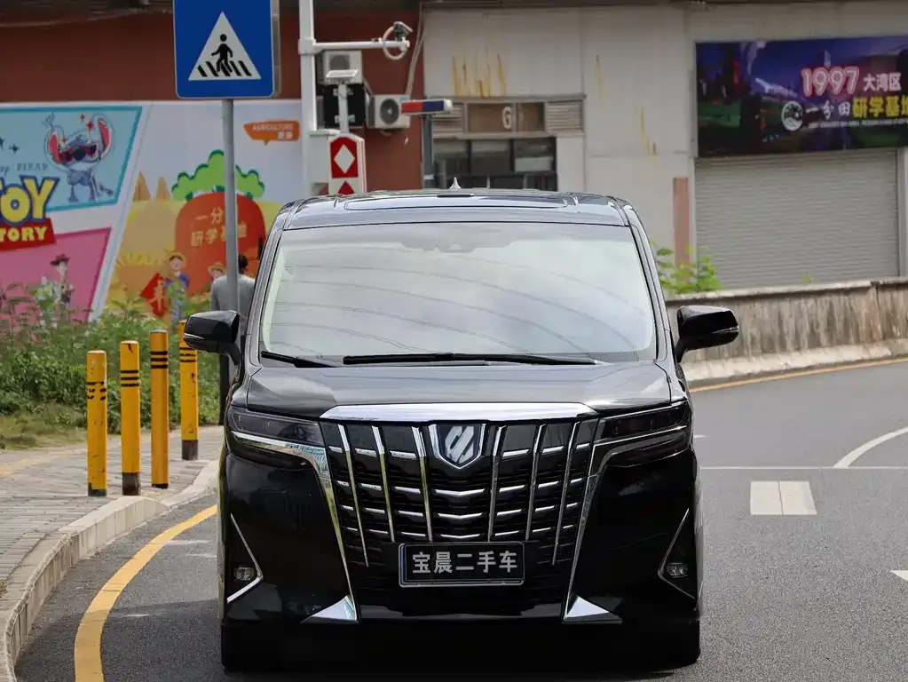 Toyota Alphard — фото 2