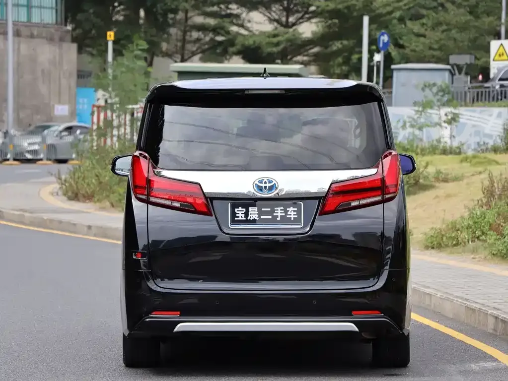 Toyota Alphard — фото 5