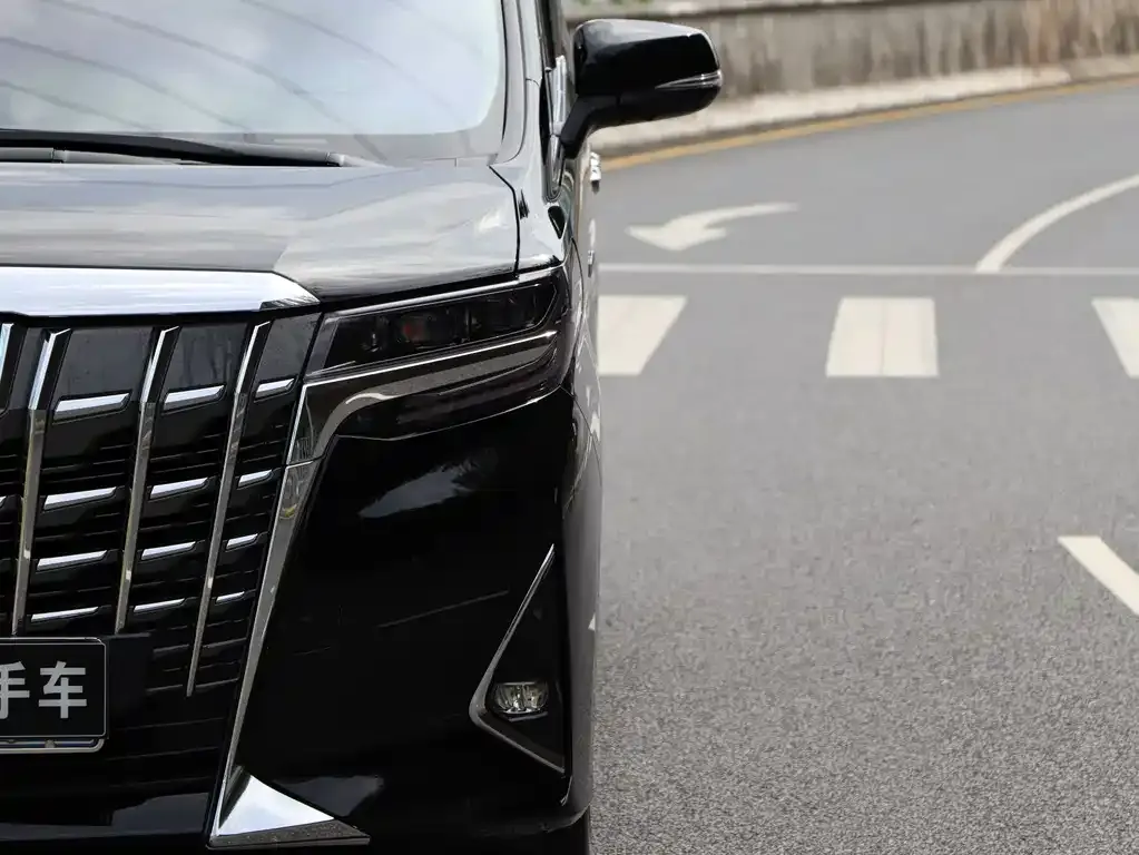 Toyota Alphard — фото 9