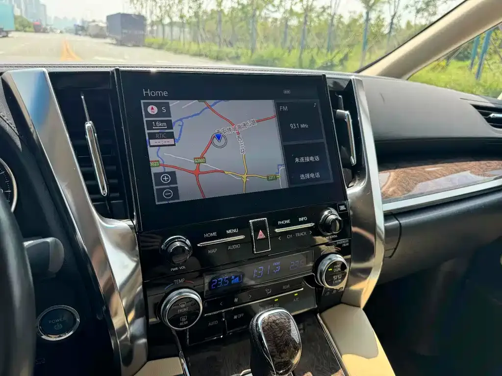 Toyota Alphard — фото 10