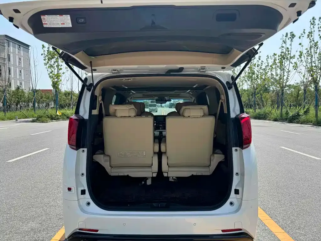 Toyota Alphard — фото 5