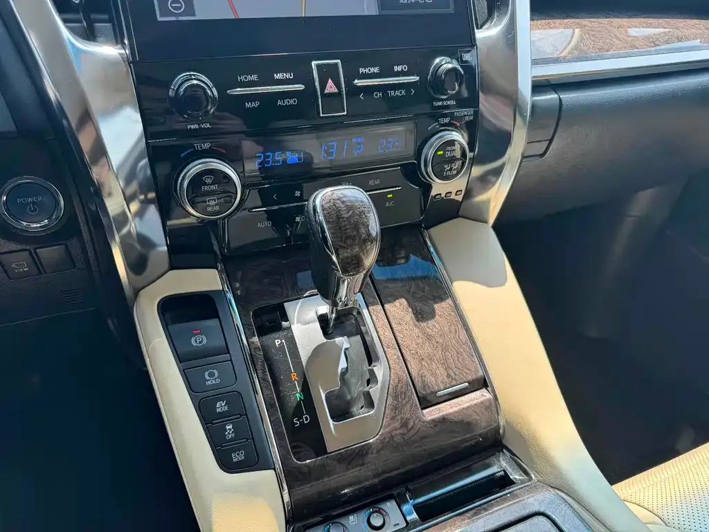 Toyota Alphard — фото 8
