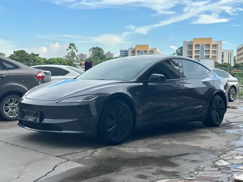 Tesla Model 3 — фото 1
