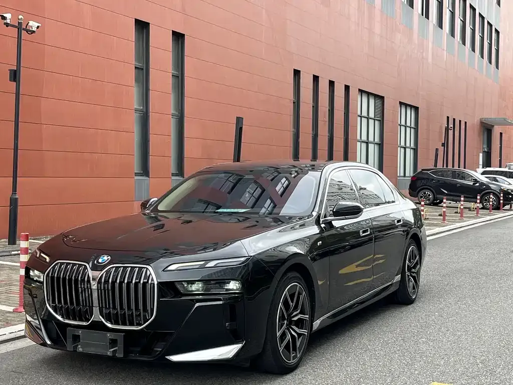 BMW 7 Series — фото 1