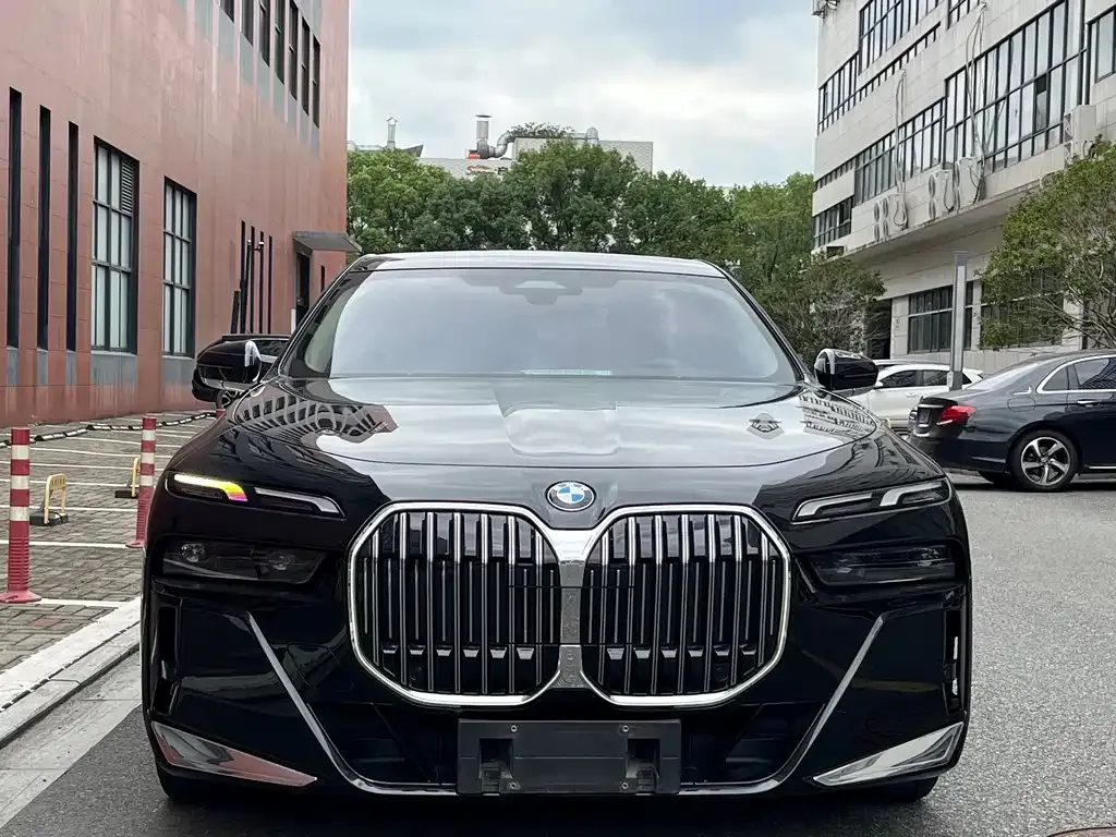 BMW 7 Series — фото 2