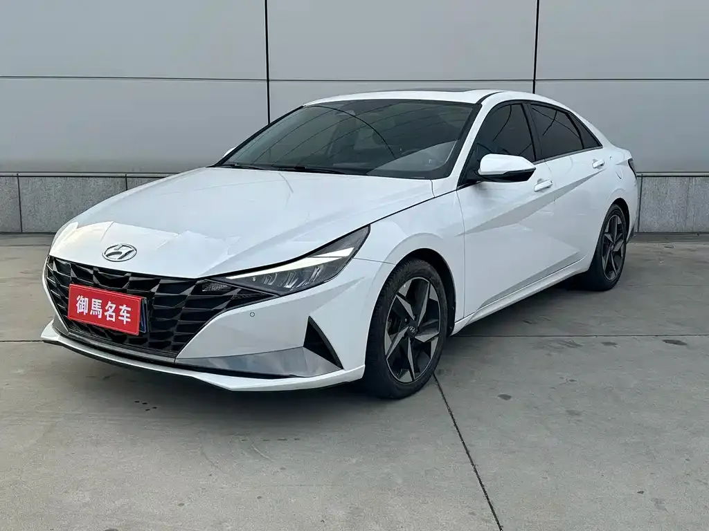 Hyundai Elantra — фото 1