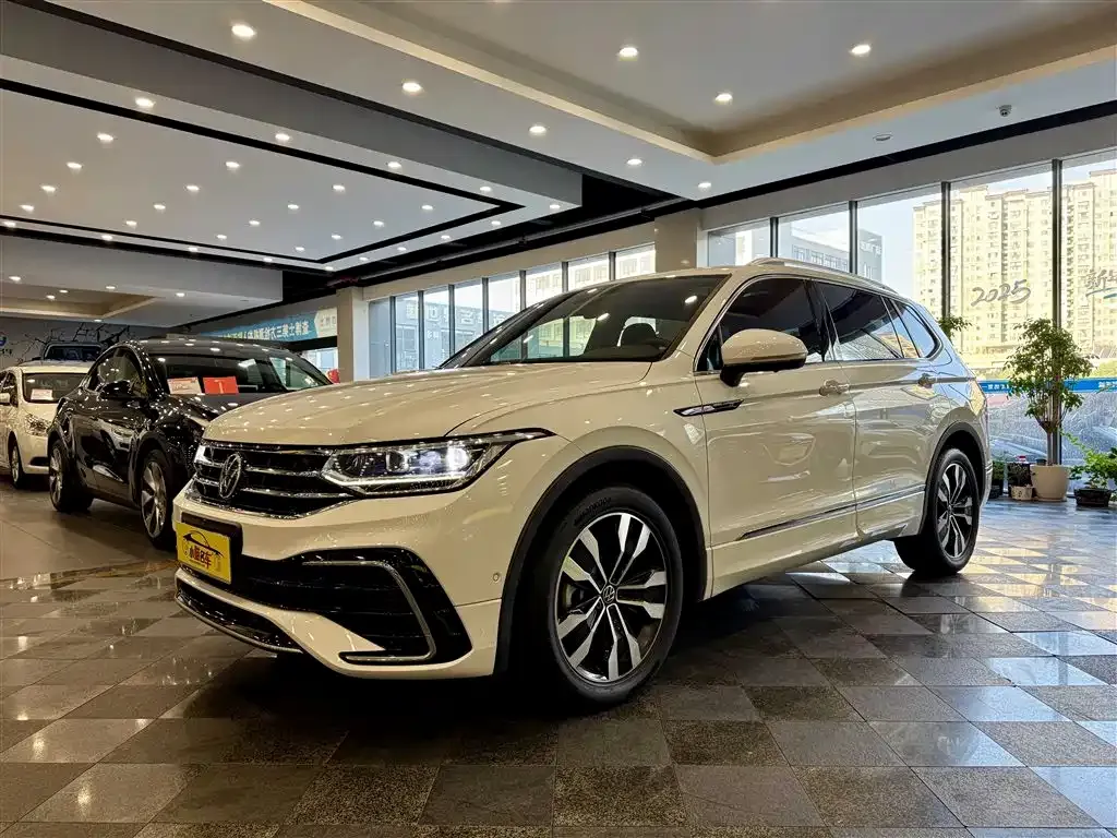 Volkswagen Tiguan L — фото 1