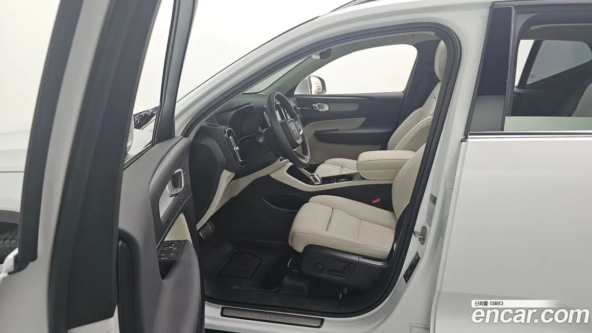 Volvo XC40 — фото 10