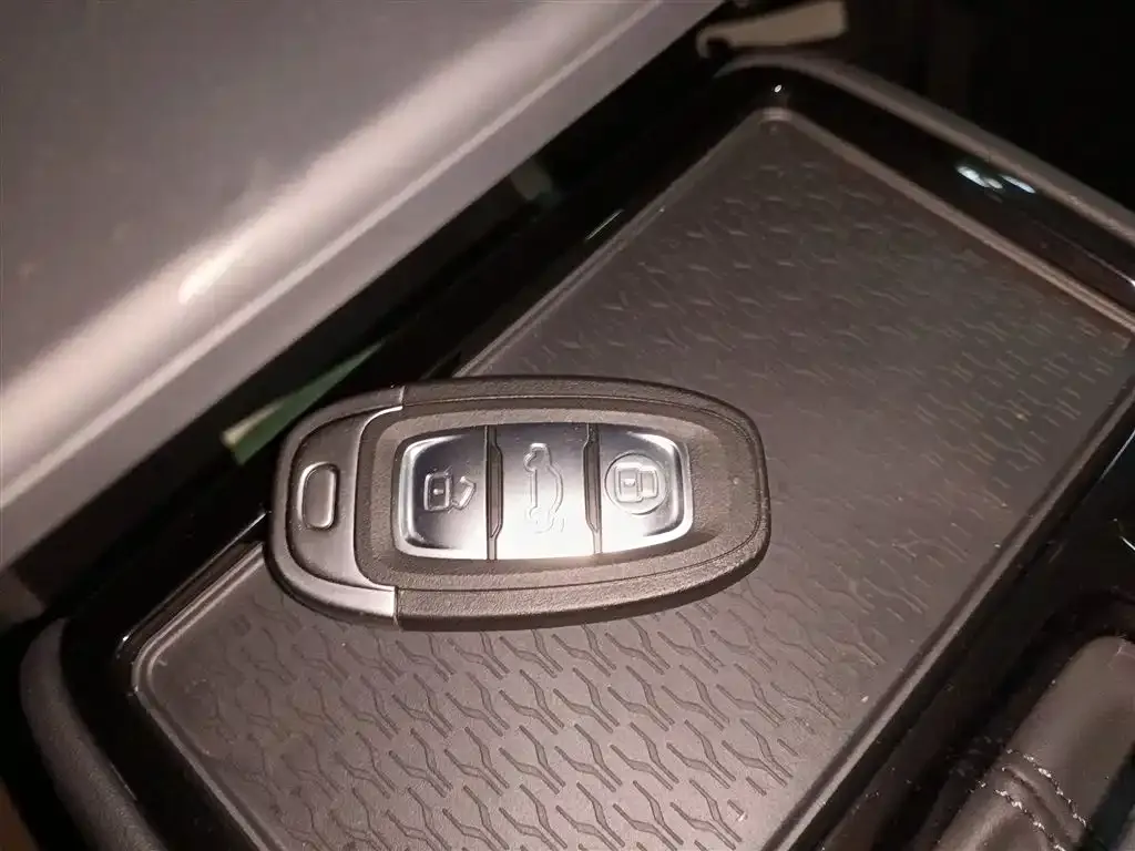 Hongqi E-QM5 — фото 9