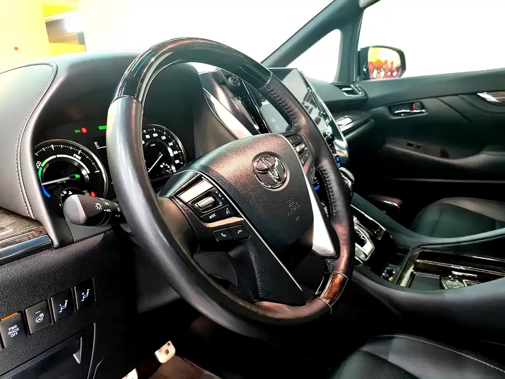 Toyota Vellfire — фото 4