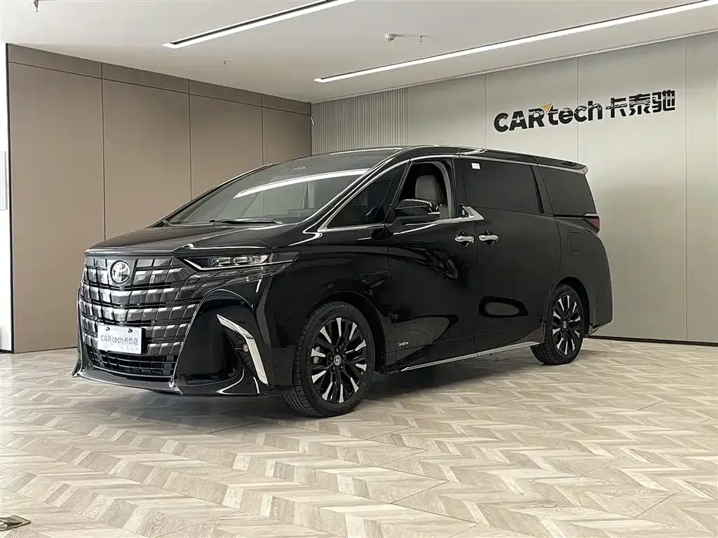 Toyota Alphard — фото 1