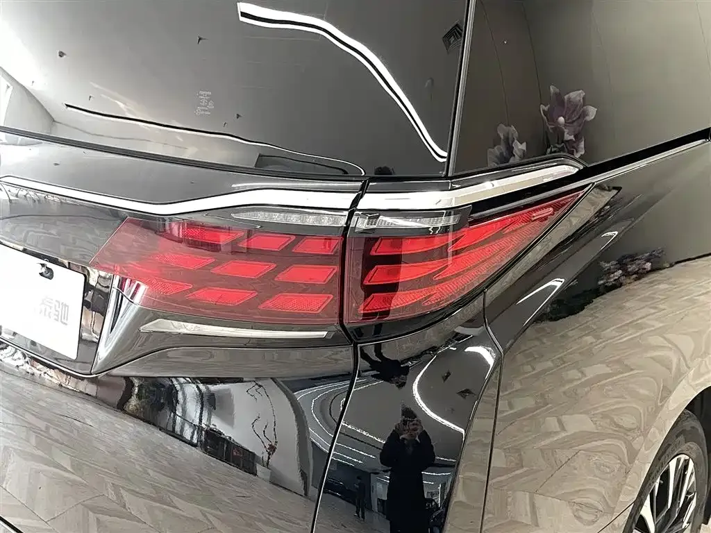 Toyota Alphard — фото 10