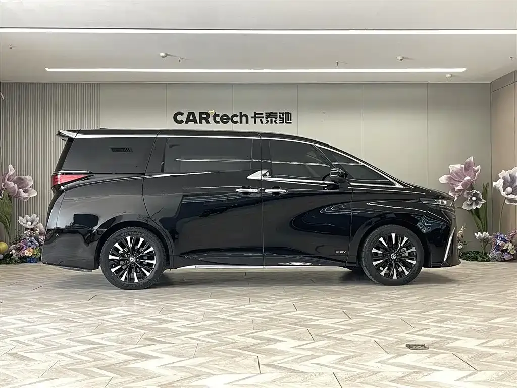 Toyota Alphard — фото 4