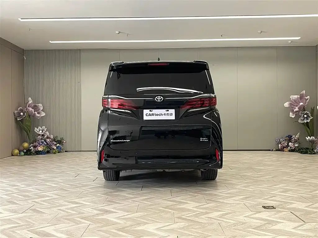 Toyota Alphard — фото 6