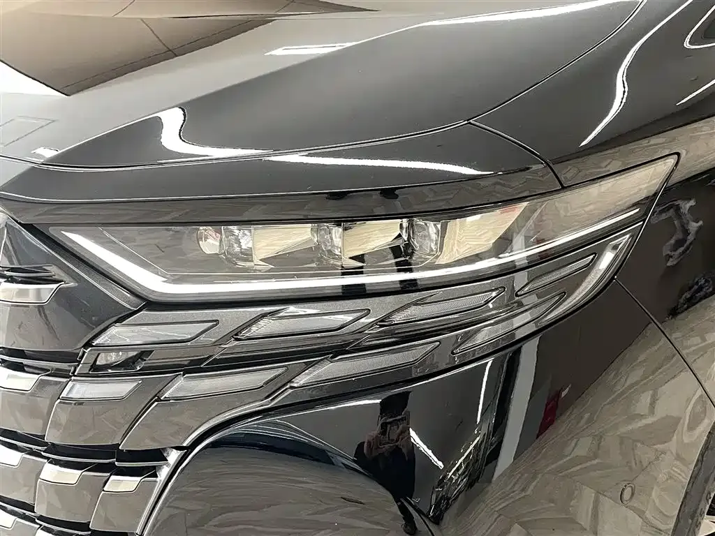 Toyota Alphard — фото 9