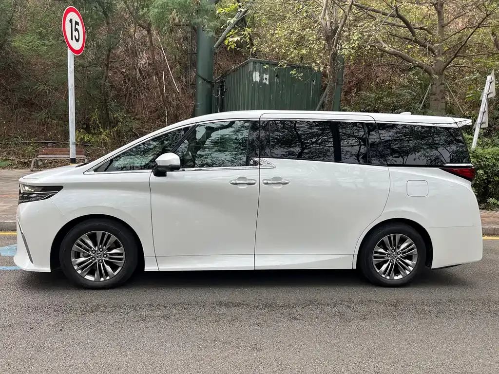 Toyota Alphard — фото 3
