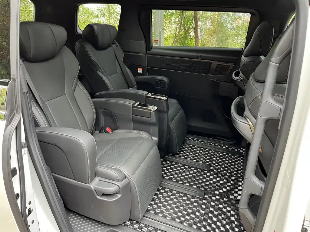 Toyota Alphard — фото 6