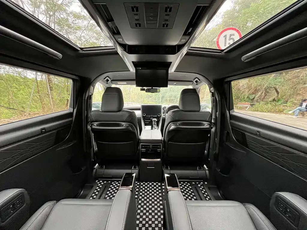 Toyota Alphard — фото 8