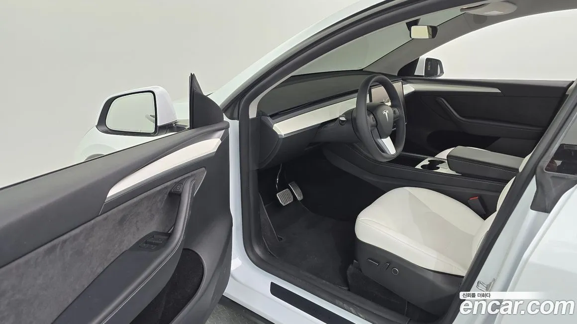 Tesla Model Y — фото 10
