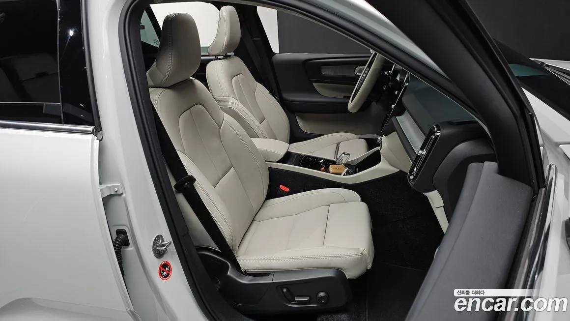 Volvo XC40 — фото 10