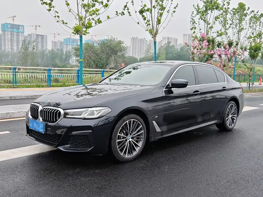 BMW 5 Series — фото 1