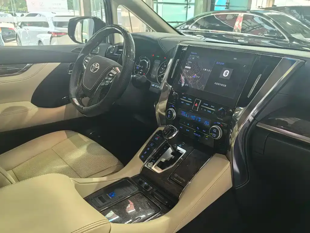 Toyota Vellfire — фото 10