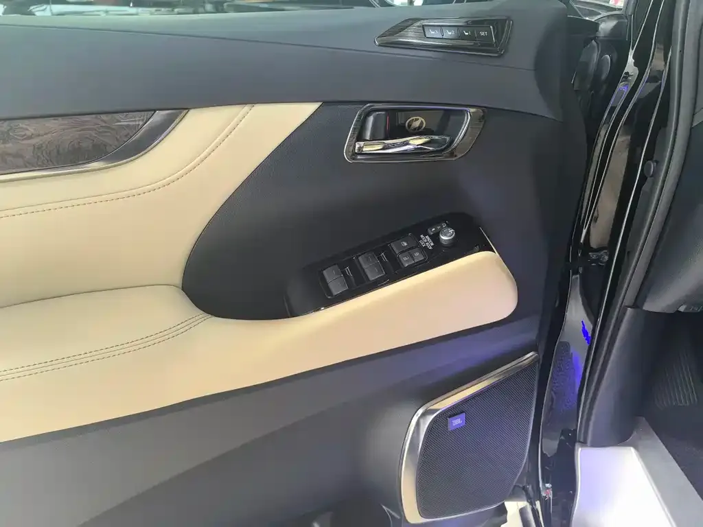 Toyota Vellfire — фото 4