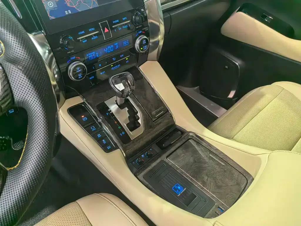 Toyota Vellfire — фото 8