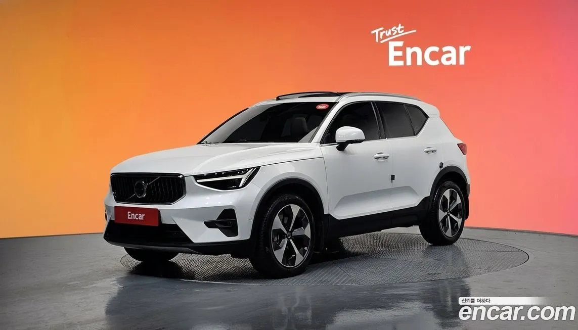 Volvo XC40 — фото 1
