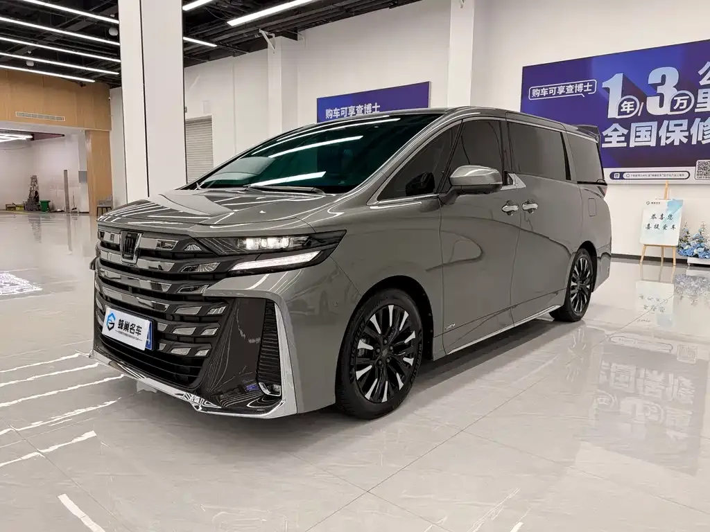 Toyota Vellfire — фото 1