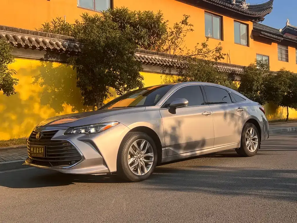 Toyota Avalon — фото 1