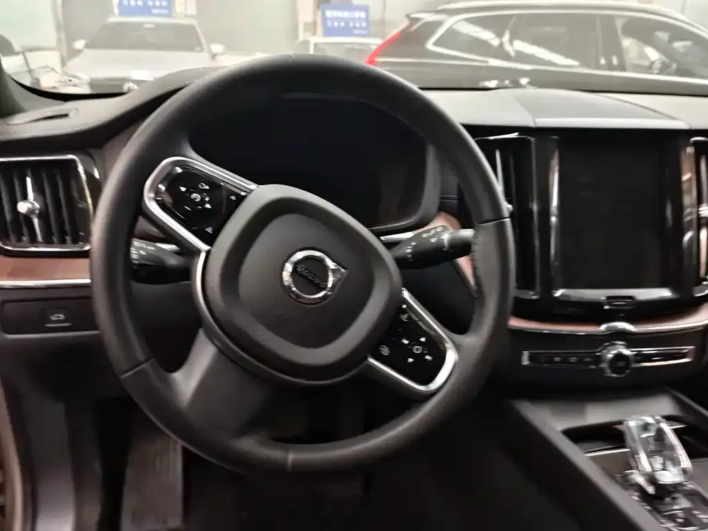 Volvo XC60 — фото 7