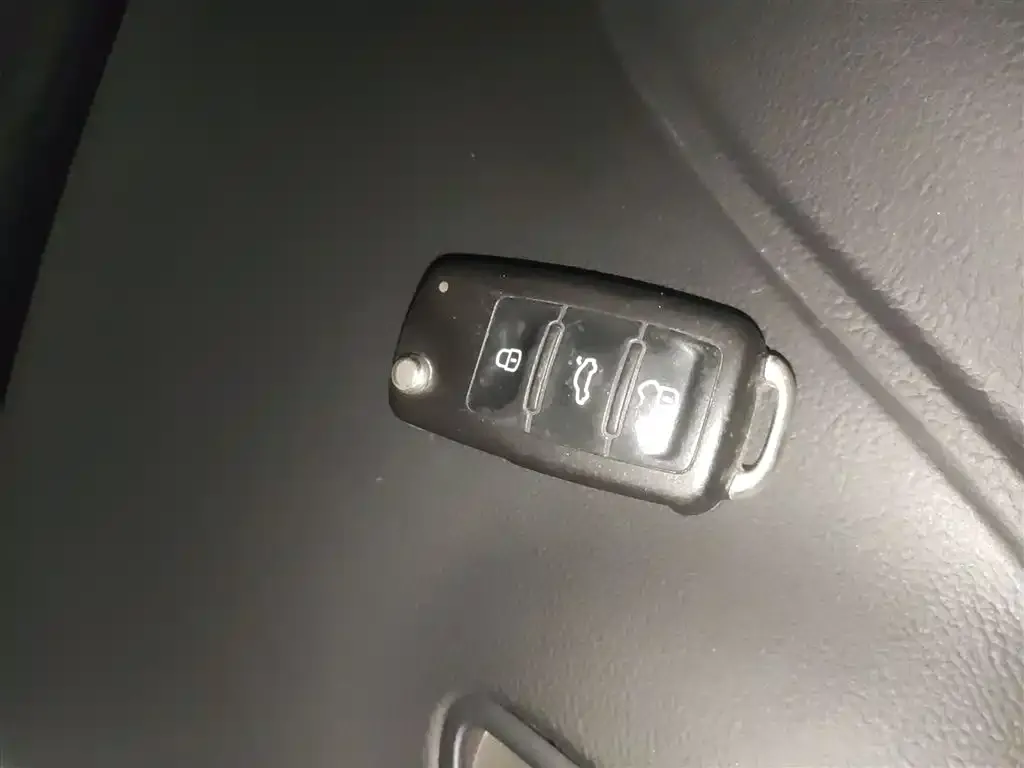 Tesla Model 3 — фото 10