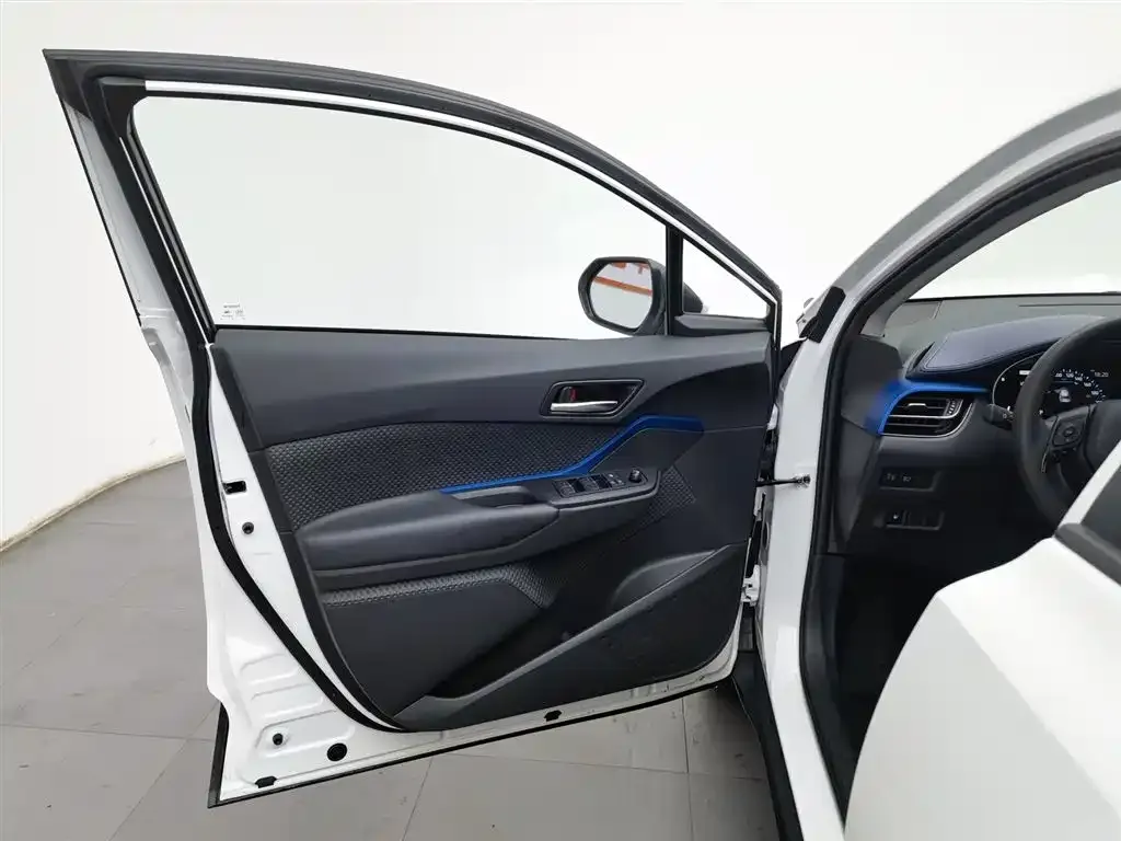 Toyota C-HR — фото 8
