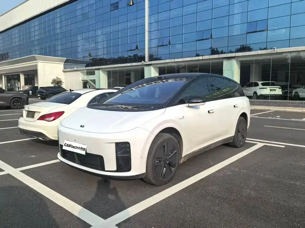 Li Auto i8 — фото 1