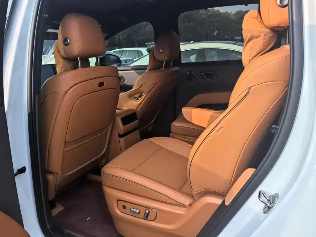 Li Auto i8 — фото 2