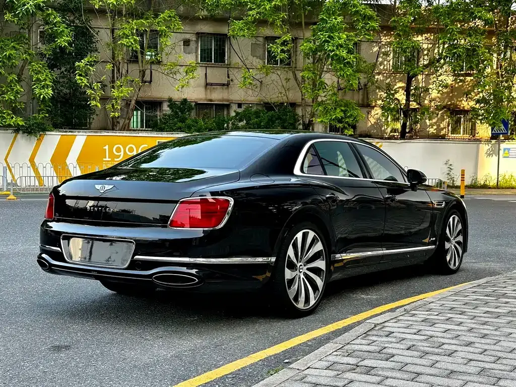Bentley Flying Spur — фото 9