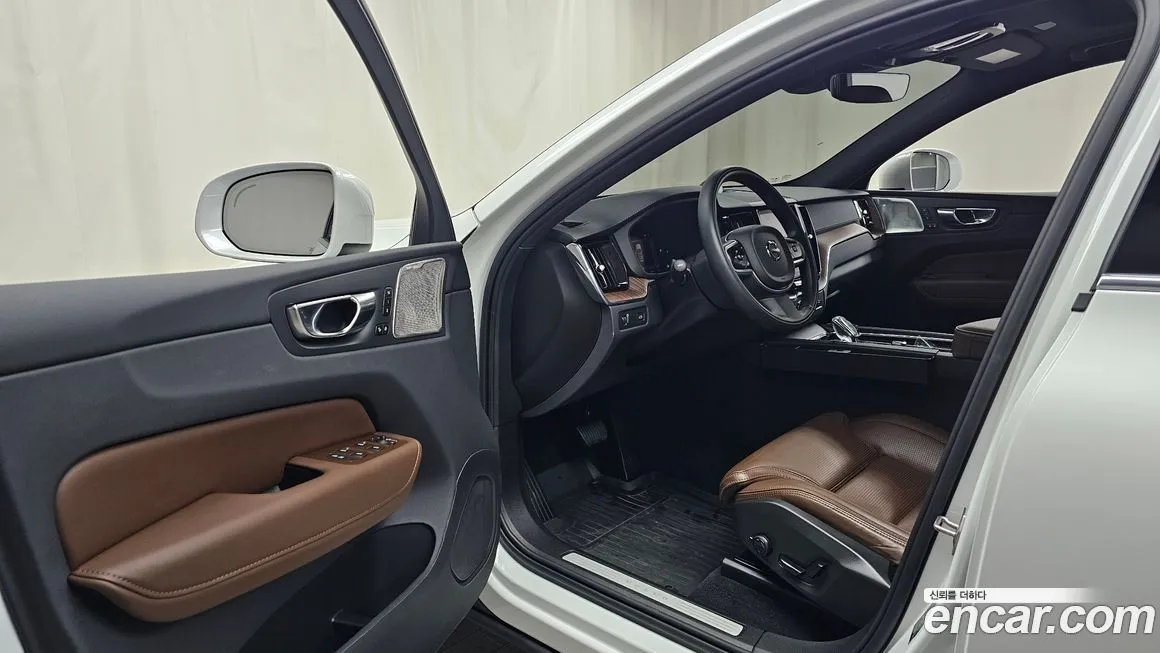 Volvo XC60 — фото 10