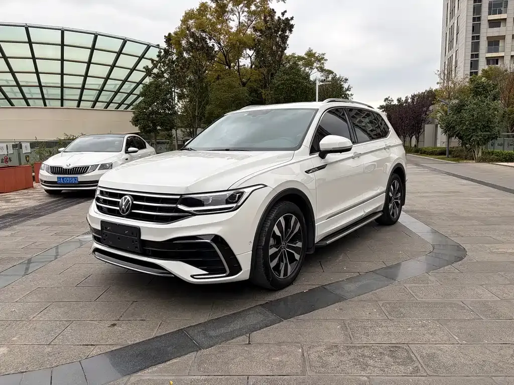 Volkswagen Tiguan L — фото 1