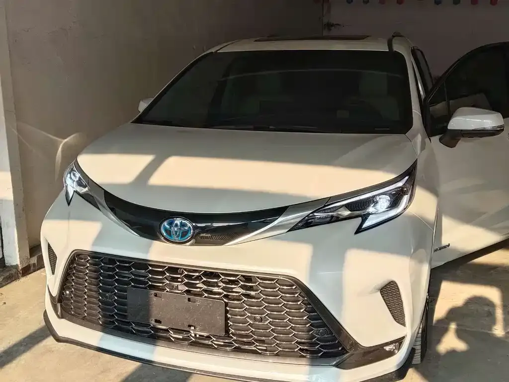 Toyota Granvia — фото 1