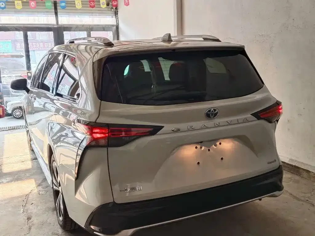 Toyota Granvia — фото 3