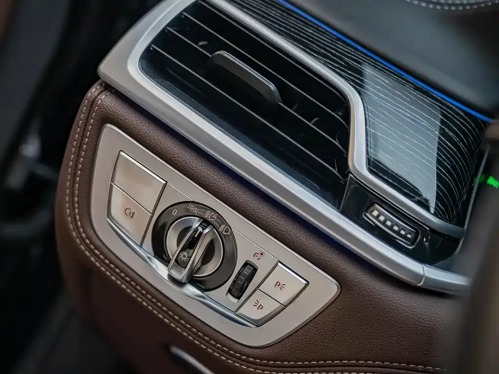 BMW 7 Series — фото 9