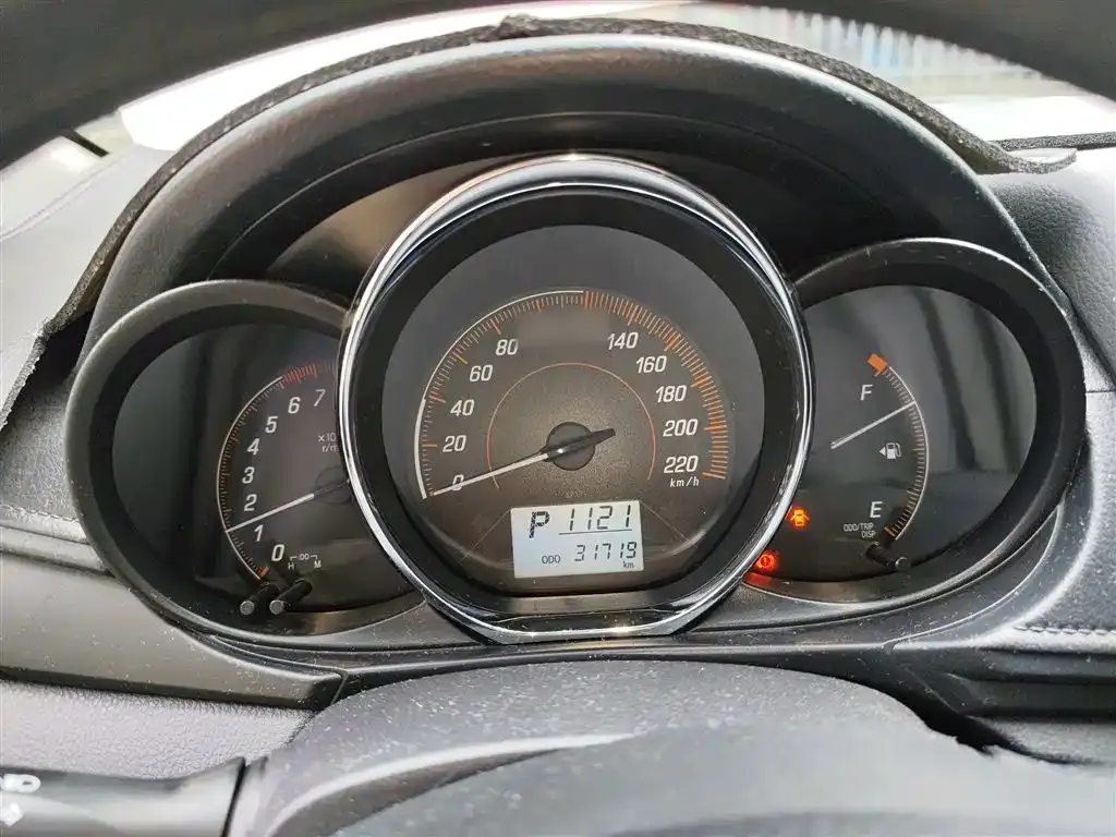 Toyota Yaris L — фото 4
