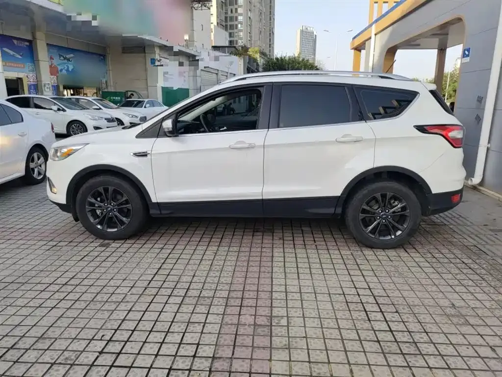 Ford Kuga — фото 5